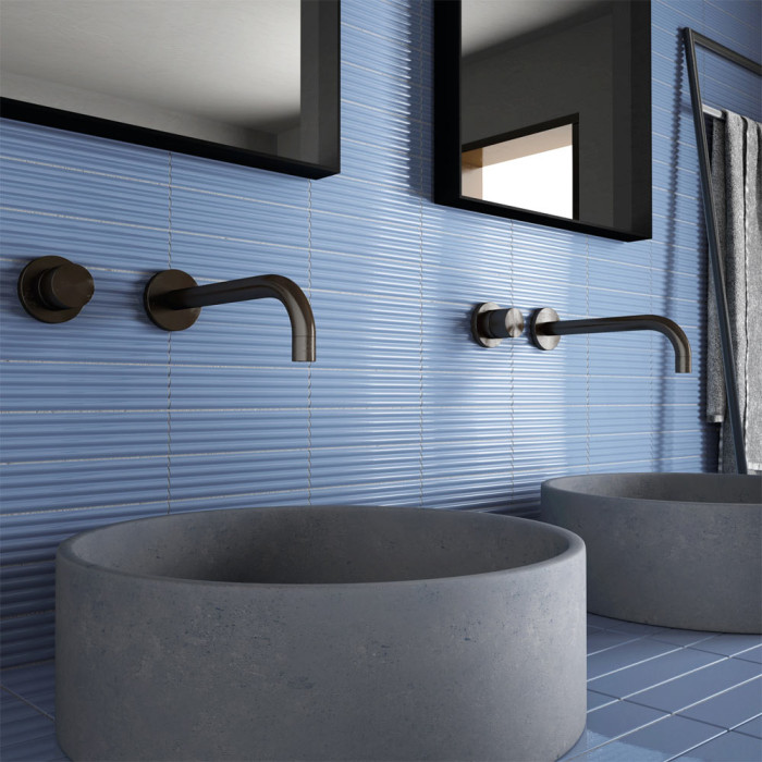 Carrelage faïence collection Onda - couleur bleue (Banyan blue) - photo d'ambiance salle de bain Carrelage faïence collection Onda - couleur bleue (Banyan blue) - photo d'ambiance salle de bain