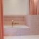 Carrelage effet zellige Coco, couleur rose - salle de bain baignoire bis