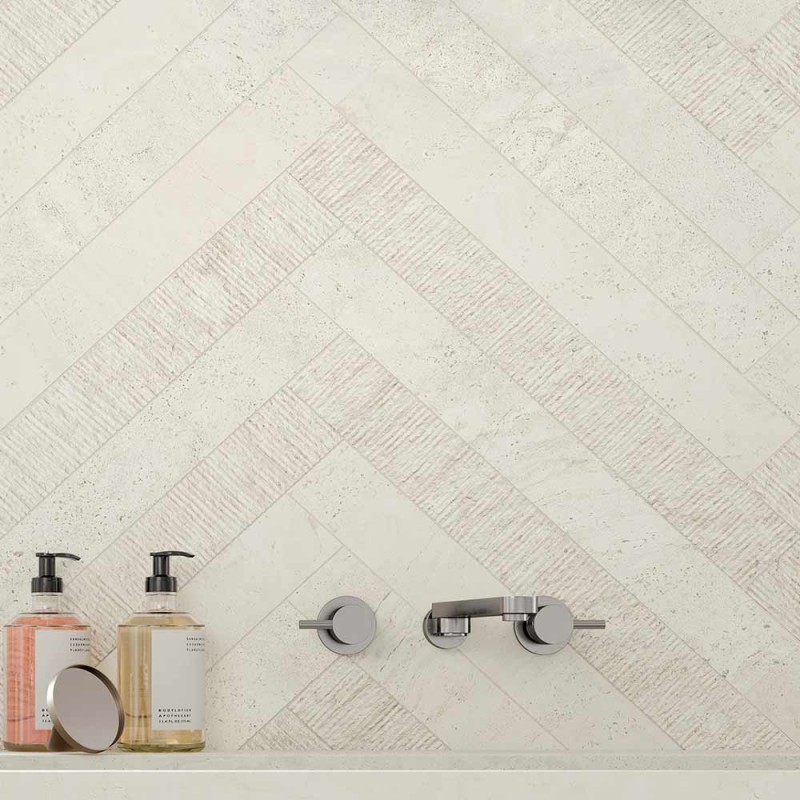 Carrelage travertin blanc en chevron 7,5x60 – Minimal Chevron White