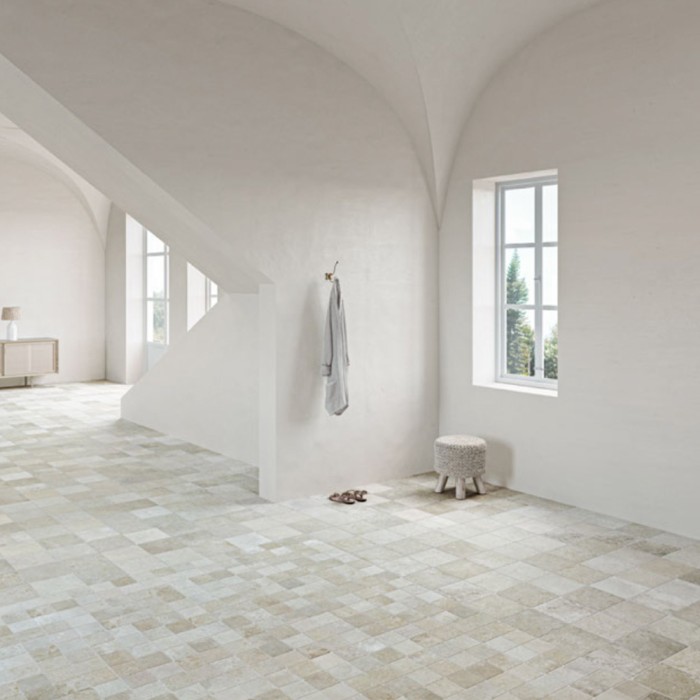 carrelage effet pierre beige clair Abbey Stone L Sintra en pose traditionnelle pour sol intérieur