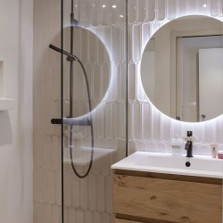Douche moderne habillée de carrelage mural crème brillant Aquarelle O Vapor, idéal pour une salle de bain lumineuse et apaisante