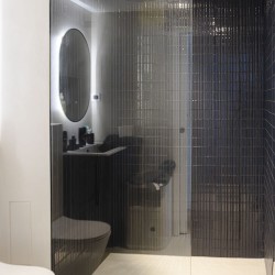 Douche design en carrelage mural bleu nuit brillant Glacé Blu Notte Rayé, parfait pour un espace salle de bain sophistiqué