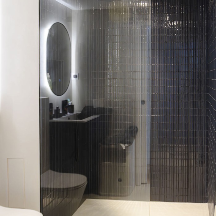 Douche design en carrelage mural bleu nuit brillant Glacé Blu Notte Rayé, parfait pour un espace salle de bain sophistiqué Douche design en carrelage mural bleu nuit brillant Glacé Blu Notte Rayé, parfait pour un espace salle de bain sophistiqué