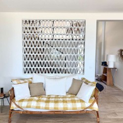 Claustra Montgri émaillé blanc. Photo d'ambiance dans un salon zoomée.