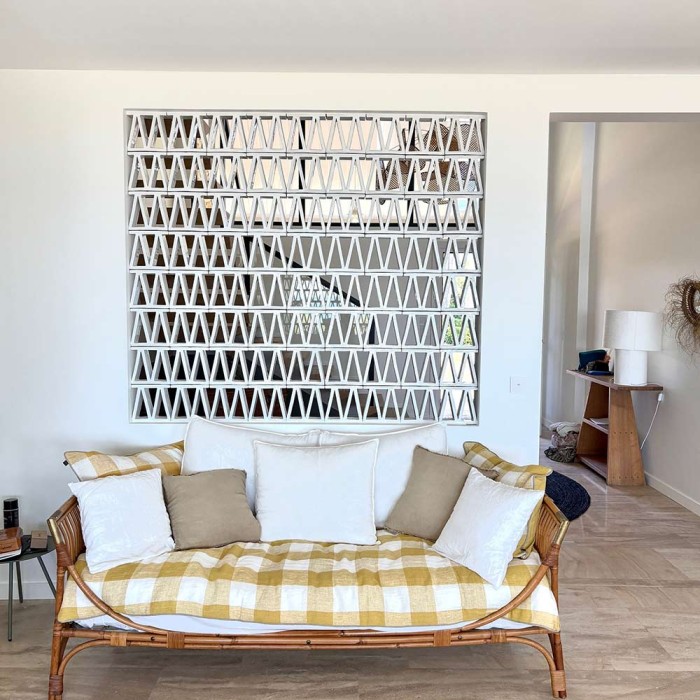 Claustra Montgri émaillé blanc. Photo d'ambiance dans un salon zoomée.