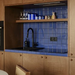 Crédence et plan de travail de cuisine en carrelage uni bleu brillant Berillo 10x10 cm.