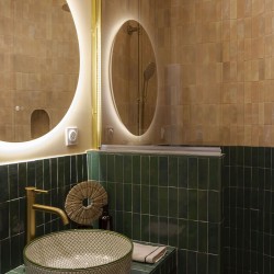 Authenticité méditerranéenne au rendez-vous dans cette SDB -Bejmat couleur olive