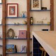 Plan de travail de cuisine ouverte sur salon en carrelage uni rose pâle Agata autre angle de vue