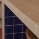 Zoom sur cet ilôt de cuisine carrelé en carrelage 10x10 uni rose pâle (Agata) et bleu (Berillo) .