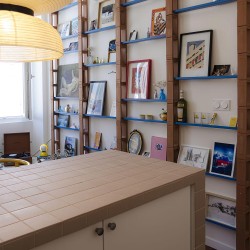 Plan de travail de cuisine ouverte sur salon en carrelage uni rose pâle Agata