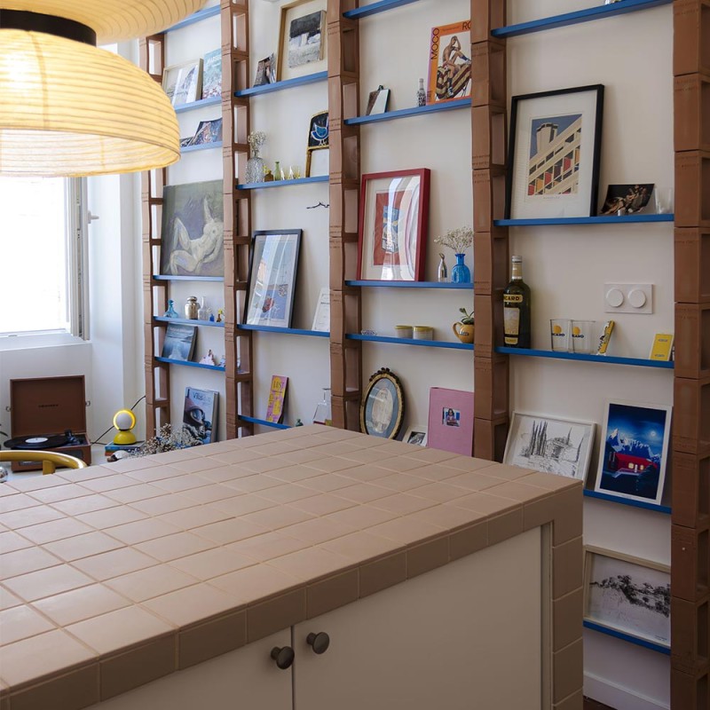 Plan de travail de cuisine ouverte sur salon en carrelage uni rose pâle Agata