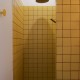 Salle de bain jaune - carrelage jaune Cedro 10x10cm. Ambiance pop et moderne