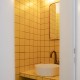 Salle de bain jaune - carrelage jaune Cedro 10x10cm. Ambiance pop et luminosité au rendez-vous