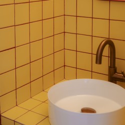 Douche carrelée en 10x10 jaune - Cédro sur trame. Ambiance pop et moderne