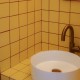 Douche carrelée en 10x10 jaune - Cédro sur trame. Ambiance pop et moderne