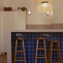 Carrelage uni bleu Berillo dessous de bar et carrelage uni rose pâle Agata sur le comptoir