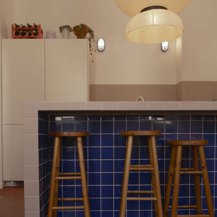 Carrelage uni bleu Berillo dessous de bar et carrelage uni rose pâle Agata sur le comptoir