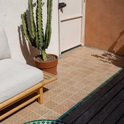 Magnifique sol de terrasse en carreau décoré / carrelage effet terre cuite Bejmat Tan motif vert olive.