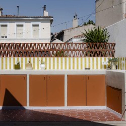 Tomettes en terre cuite brute au sol de cette terrasse. Charme de la Méditerrannée et ambiance contemporaine