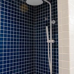 Carrelage Bleu couleur Petrolio en 10x10 cm pare les murs de cette douche