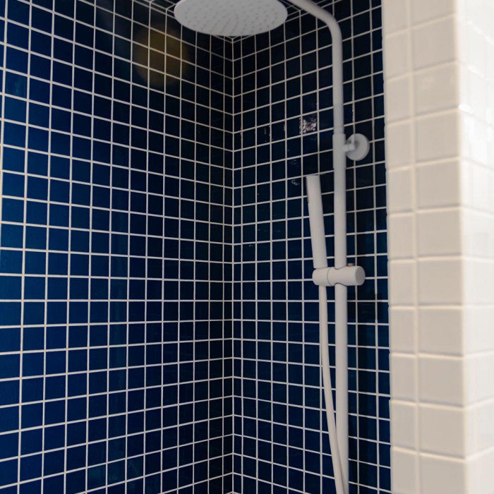 Carrelage Bleu couleur Petrolio en 10x10 cm pare les murs de cette douche Carrelage Bleu couleur Petrolio en 10x10 cm pare les murs de cette douche