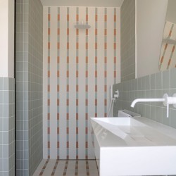 Photo d'une réalisation client avec un magnifique calepinages de carreaux de la collection Bits
