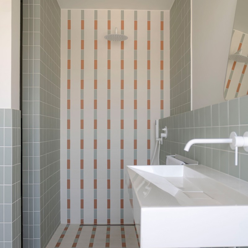 Photo d'une réalisation client avec un magnifique calepinages de carreaux de la collection Bits