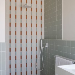 Réalisation client salle de bain: calepinage des références Cider, celadon et tundra dans cette douche.