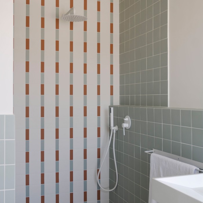 Réalisation client salle de bain: calepinage des références Cider, celadon et tundra dans cette douche.