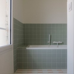 Le carrelage faïence Bits Square couleur Celadon dans cette salle de bain contemporaine
