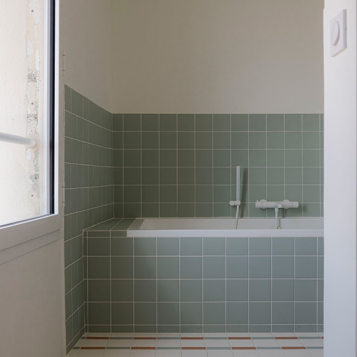 Le carrelage faïence Bits Square couleur Celadon dans cette salle de bain contemporaine Le carrelage faïence Bits Square couleur Celadon dans cette salle de bain contemporaine