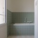 Le carrelage faïence Bits Square couleur Celadon dans cette salle de bain contemporaine
