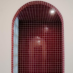 Superbe réalisation client avec le Carrelage uni brillant couleur bordeaux dans une douche. Arches et modernité au rendez vous