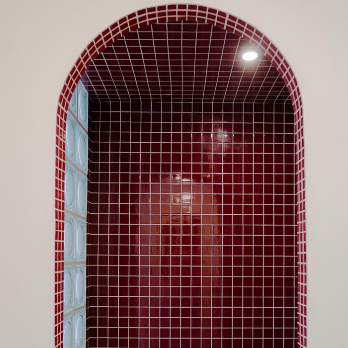 Superbe réalisation client avec le Carrelage uni brillant couleur bordeaux dans une douche. Arches et modernité au rendez vous Superbe réalisation client avec le Carrelage uni brillant couleur bordeaux dans une douche. Arches et modernité au rendez vous
