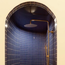 Douche avec entrée en arche, le tout paré du magnifique carrelage Bleu Berillo en 10x10 cm