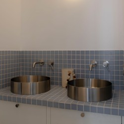 Crédence de salle bain parée du magnifique carrelage bleu ciel mat couleur Polvere. Pop et modernité dans ces lieux