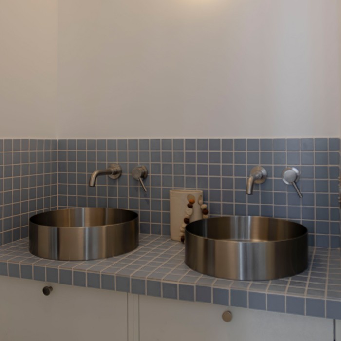 Crédence de salle bain parée du magnifique carrelage bleu ciel mat couleur Polvere. Pop et modernité dans ces lieux