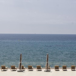 Carrelage effet pierre collection Bera white 120x120 cm pour un effet wow sur cette terrasse donnant sur la mer