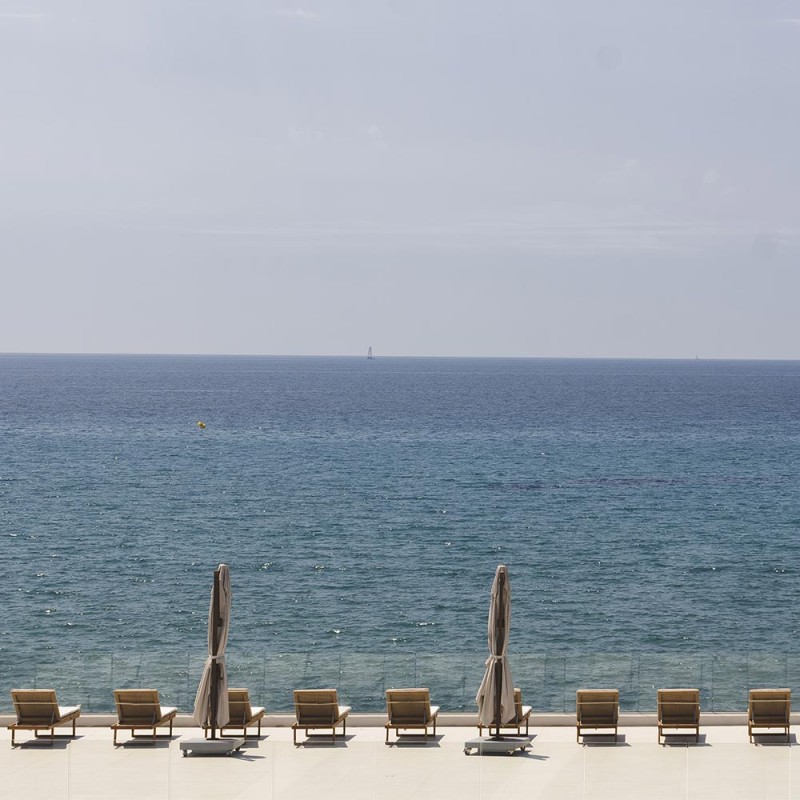 Carrelage effet pierre collection Bera white 120x120 cm pour un effet wow sur cette terrasse donnant sur la mer
