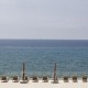 Carrelage effet pierre collection Bera white 120x120 cm pour un effet wow sur cette terrasse donnant sur la mer