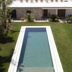 Une piscine grandiose carrelée de la mosaique effet pierre de Bali - Bali Stone