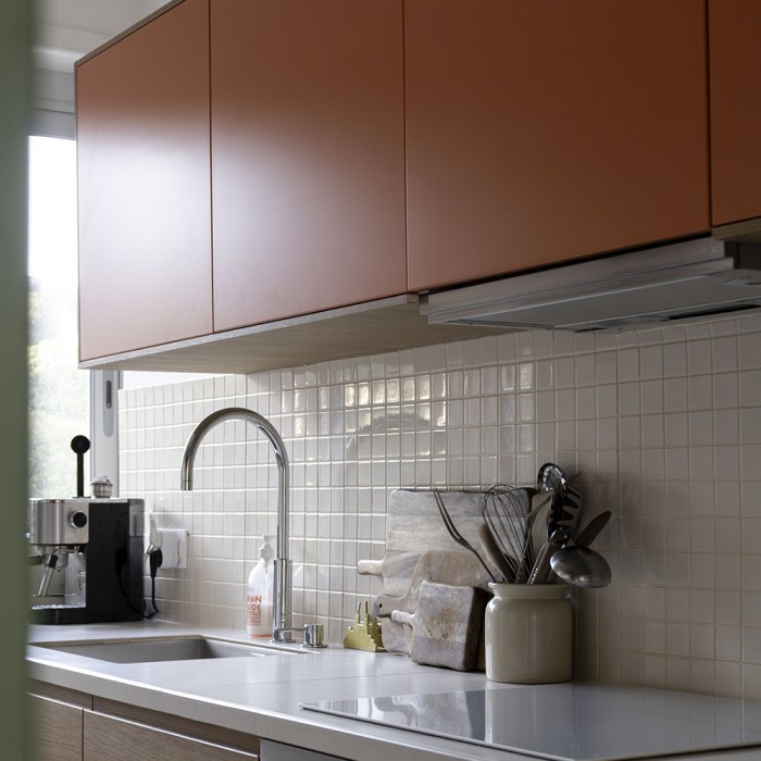 Carrelage uni crème brillant sur trame - Navona