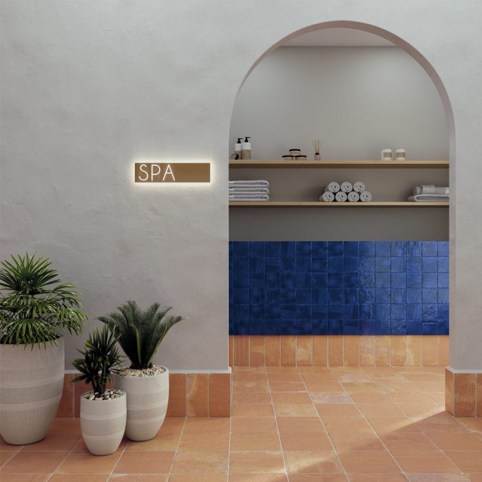 Carrelage effet terre cuite collection Roots - couleur terracotta - format L - photo d'ambiance salon