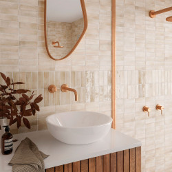 Carrelage effet zellige Coco, couleur beige crème - murs salle de bain