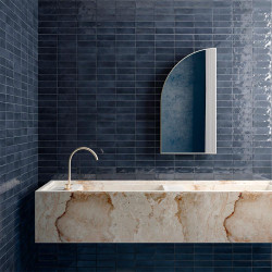 Carrelage effet zellige Coco, couleur bleu nuit - salle de bain