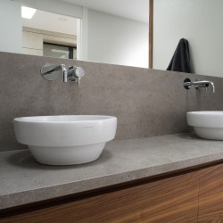 Carrelage effet pierre collection Bera&Beren - couleur gris anthracite - photo d'ambiance salle de bain