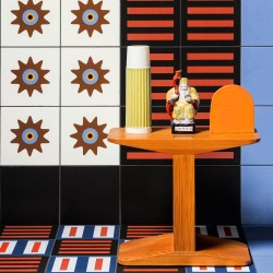 Carrelage à rayures Marghe Stripes terracotta et bleu, style graphique rétro, posé en mur et sol avec mix de motifs géométriques
