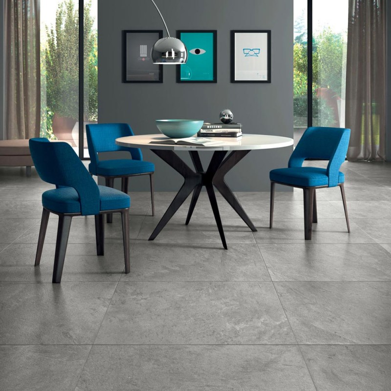 Carrelage effet pierre grise Waterfall Silver Flow au sol dans une salle à manger moderne