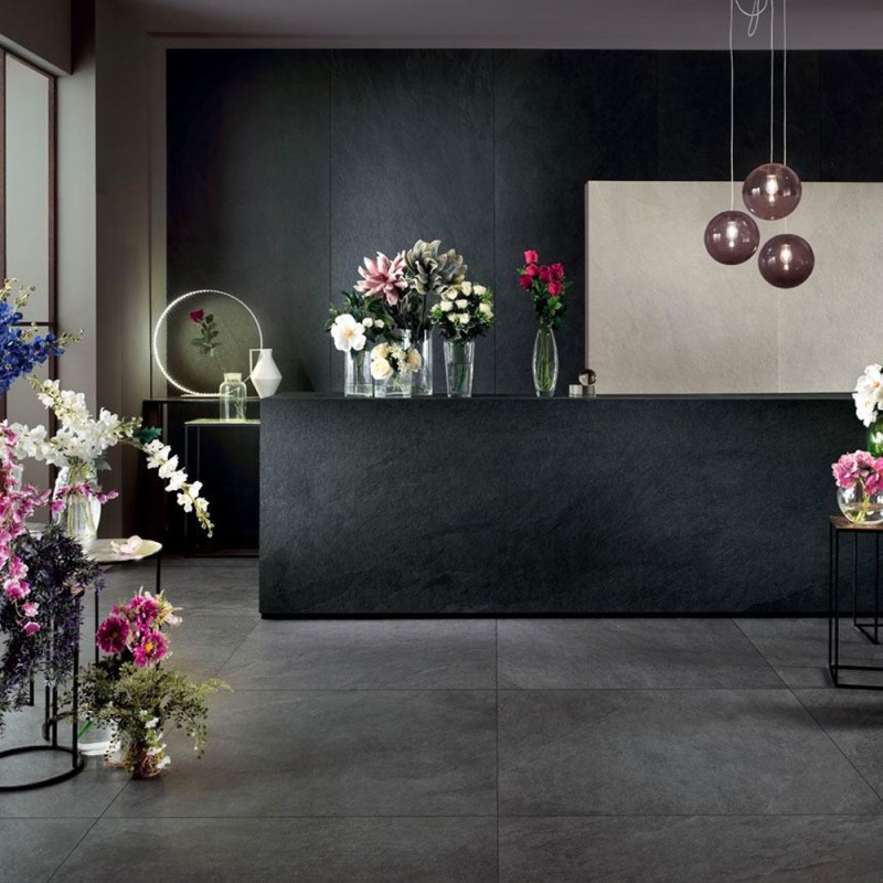 carrelage gris foncé Waterfall Gray Flow ambiance intérieure élégante sol grès cérame