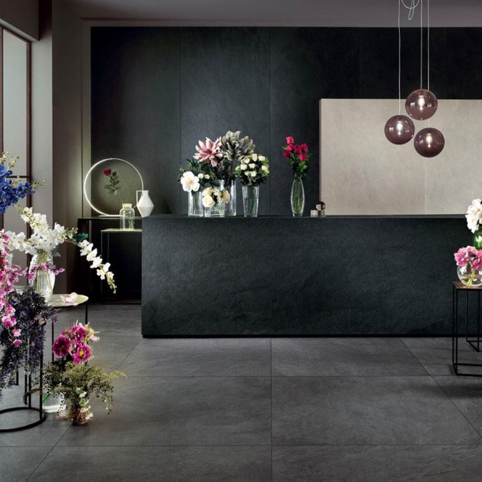 carrelage gris foncé Waterfall Gray Flow ambiance intérieure élégante sol grès cérame